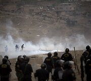 Peru policija vaiko neteisėtai žemę pasisavinusius gyventojus