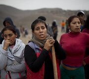 Peru policija vaiko neteisėtai žemę pasisavinusius gyventojus