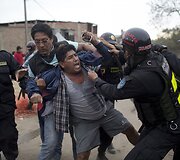 Peru policija vaiko neteisėtai žemę pasisavinusius gyventojus