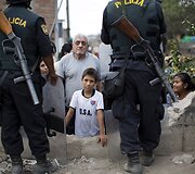 Peru policija vaiko neteisėtai žemę pasisavinusius gyventojus