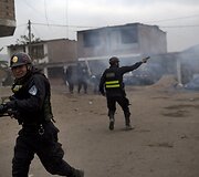 Peru policija vaiko neteisėtai žemę pasisavinusius gyventojus