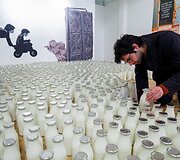 Kiekvieną besitęsiančio Sirijos konflikto dienai meninkas atne&scaron;a po &scaron;viežio pieno butelį