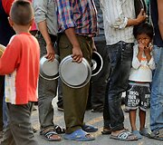 Nepaliečiai stovi eilėje laukdami maisto davinio humanitarinės pagalbos stovykloje