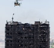 Gelbėtojas leidžiasi ant sudegusio daugiabučio stogo Azerbaidžano sostinėje