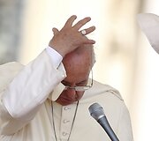 Popiežiaus dėvimą pijusę pagavęs vėjo gūsis