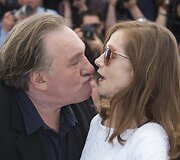 Gerardas Depardieu mėgina pabučiuoti kolegę Isabelle Huppert Kanų kino festivalyje