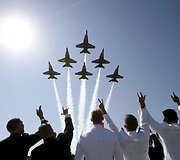 &bdquo;Mėlynieji angelai&ldquo; praskrenda per JAV karinio jūrų laivyno akademijos absolventų diplomų įteikimo &scaron;ventę