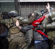Policija tramdo protestuotoją Čilėje