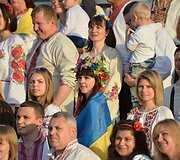 Ukrainiečiai tradiciniais rūbais demonstravo vienybę Kijevo gatvėse