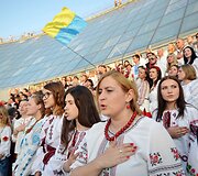 Ukrainiečiai tradiciniais rūbais demonstravo vienybę Kijevo gatvėse