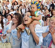 Ukrainiečiai tradiciniais rūbais demonstravo vienybę Kijevo gatvėse