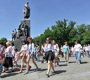 Ukrainiečiai tradiciniais rūbais demonstravo vienybę Kijevo gatvėse