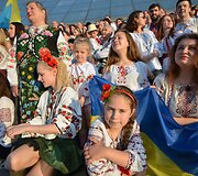 Ukrainiečiai tradiciniais rūbais demonstravo vienybę Kijevo gatvėse