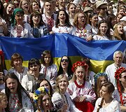 Ukrainiečiai tradiciniais rūbais demonstravo vienybę Kijevo gatvėse