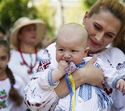 Ukrainiečiai tradiciniais rūbais demonstravo vienybę Kijevo gatvėse