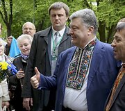 Ukrainiečių prezidentas dėvintis tradicinį tautinį rūbą