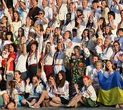 Ukrainiečiai tradiciniais rūbais demonstravo vienybę Kijevo gatvėse