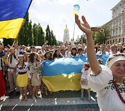 Ukrainiečiai tradiciniais rūbais demonstravo vienybę Kijevo gatvėse