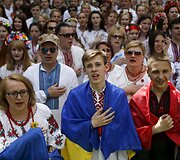 Ukrainiečiai tradiciniais rūbais demonstravo vienybę Kijevo gatvėse