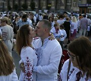 Ukrainiečiai tradiciniais rūbais demonstravo vienybę Kijevo gatvėse