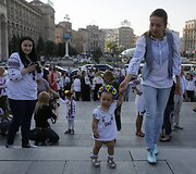 Ukrainiečiai tradiciniais rūbais demonstravo vienybę Kijevo gatvėse