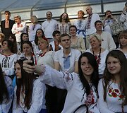 Ukrainiečiai tradiciniais rūbais demonstravo vienybę Kijevo gatvėse