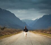 Nepaprasti fotografės autoportretai įstabiuose gamtos peizažuose