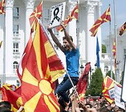 Makedoniečiai protestuose reikalauja ministro pirmininko atsistatydinimo