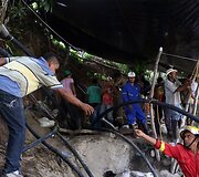 Kolumbijoje vanduo užliejo &scaron;achtą su 15 kalnakasių