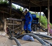 Kolumbijoje vanduo užliejo &scaron;achtą su 15 kalnakasių