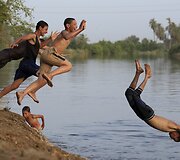 Egiptiečiai berniukai &scaron;oka atsivėsinti į Nilo upę