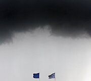 Graikijos ir Europos Sąjungos vėliavos plėvesuoja per audrą Atėnuose