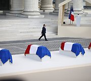 Prezidentas F. Hollandas per i&scaron;kilmingą ceremoniją Paryžiaus Panteone, kur buvo perlaidoti keturi prancūzų pasiprie&scaron;inimo naciams didvyriai