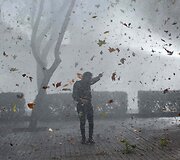 Čilėje protestuojantis studentas riau&scaron;ių policijai paleidus vandens patranką