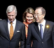Saulės zuikutis atsispindėjęs nuo Jungtinių Tautų generalinio sekretoriaus Ban Ki-Moon segtuko