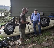 Savanoris kalbasi apie per potvynį apgadintą restauruojamą &bdquo;Alfa Romeo Duetto&ldquo; su jo savininku Teksase