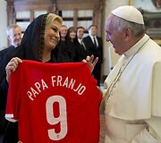 Kroatijos prezidentės dovana popiežiui - Kroatijos nacionalinės futbolo rinktinės mar&scaron;kinėliai su popiežaius vardu