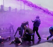 Valstybės tarnautojų protestą Indijoje riau&scaron;ių policija mal&scaron;ina spalvoto vandens patranka