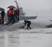 Kinijos Jangdzės upėje vyksta laivo gabenusio 450 žmonių gelbėjimo operacija