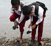 Kelionė į mokyklą perbridus upę Indonezijoje