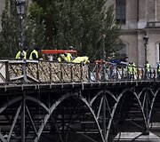 Paryžiuje nuo tiltų nuimamos įsimylėjėlių paliekamos spynelės