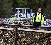Paryžiuje nuo tiltų nuimamos įsimylėjėlių paliekamos spynelės