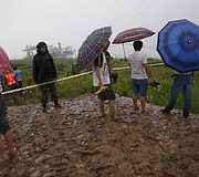 Į įvykio vietą besirenkantys smalsuoliai