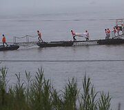 Gelbėtojai gabena žuvusiojo kūną