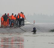 Naras leidžiasi į nuskendusį laivą