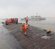 Tęsiasi laivo skendimą i&scaron;gyvenusių žmonių gelbėjimo operacija