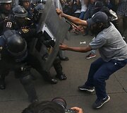 Surengtos demonstracijos prie&scaron; 8 mėnesius Meksikoje dingusiems studentams atminti