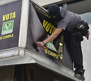 Surengtos demonstracijos prie&scaron; 8 mėnesius Meksikoje dingusiems studentams atminti