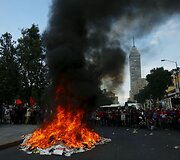 Surengtos demonstracijos prie&scaron; 8 mėnesius Meksikoje dingusiems studentams atminti