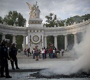 Surengtos demonstracijos prie&scaron; 8 mėnesius Meksikoje dingusiems studentams atminti